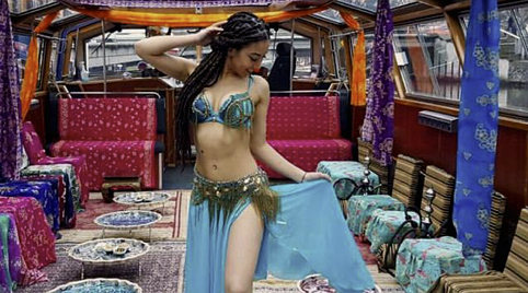 Dansgroep en slangenbezweerder