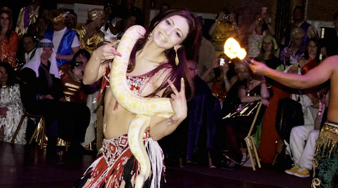 Slangenbezweerder en Arabische decoratie