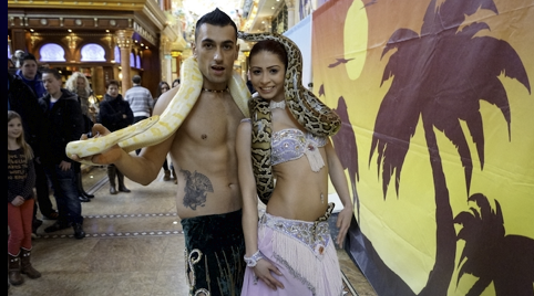 Slangenbezweerder en waterpijpenterras