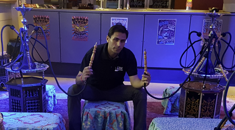 Slangenbezweerder rondlopend in de zaal